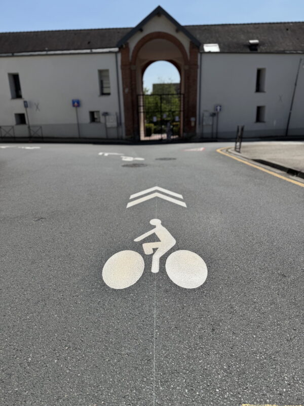 Panneau de signalisation routière invitant les automobilistes à la vigilance et au partage de la route