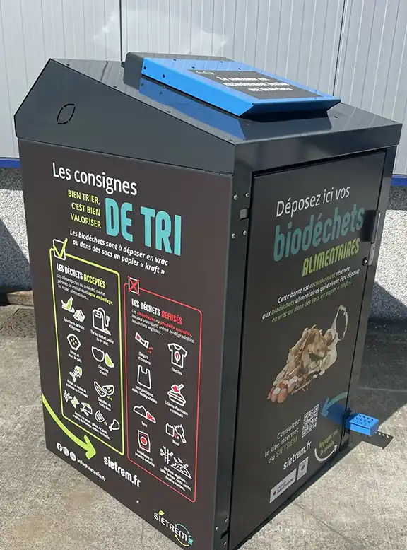 Conteneur dédié à la collecte des déchets alimentaires, installé en extérieur