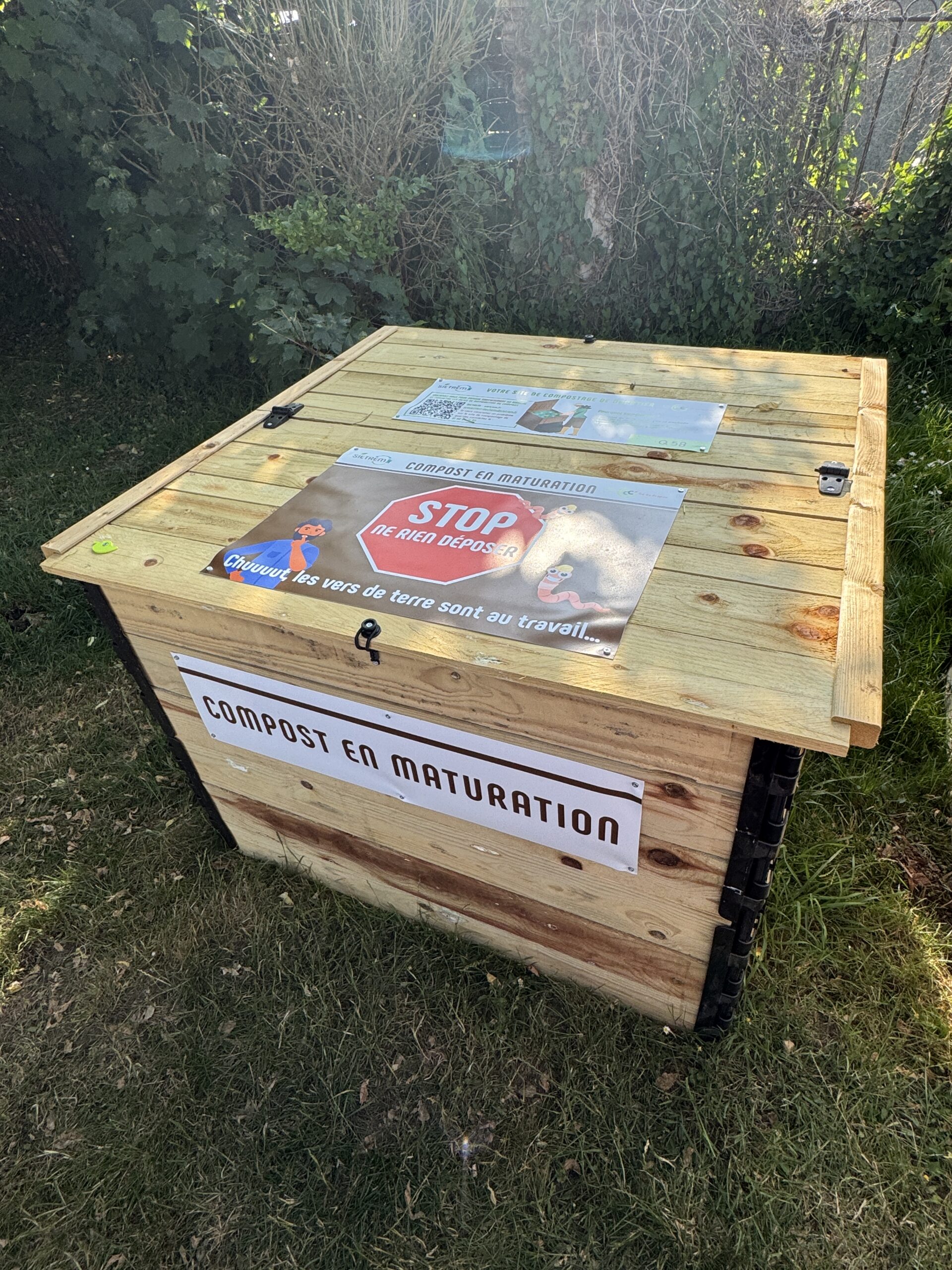 Photo d’un composteur en bois pour le tri et la décomposition des déchets organiques