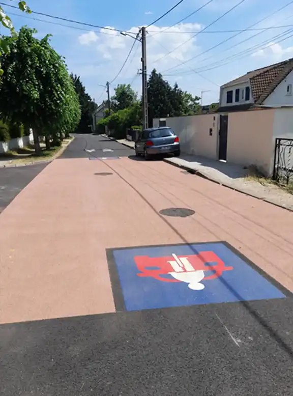 Signalétique de vélorue dans une rue urbaine, indiquant la priorité aux cyclistes