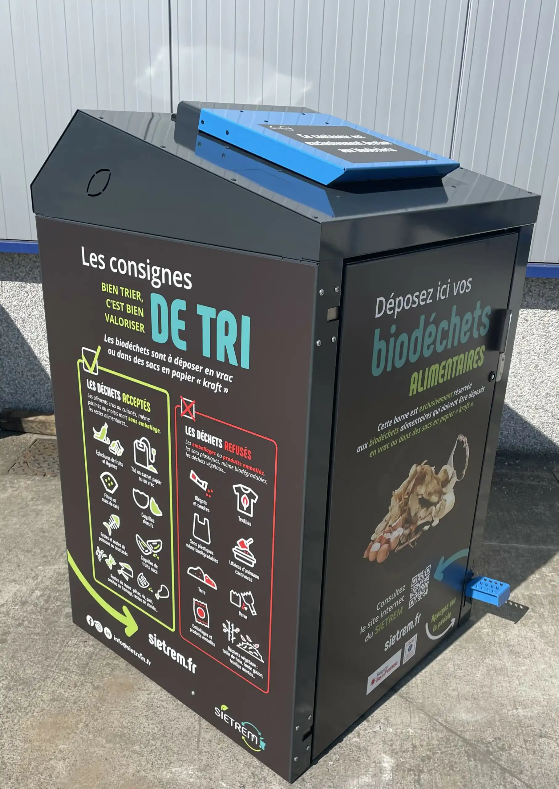 Conteneur dédié à la collecte des déchets alimentaires, installé en extérieur