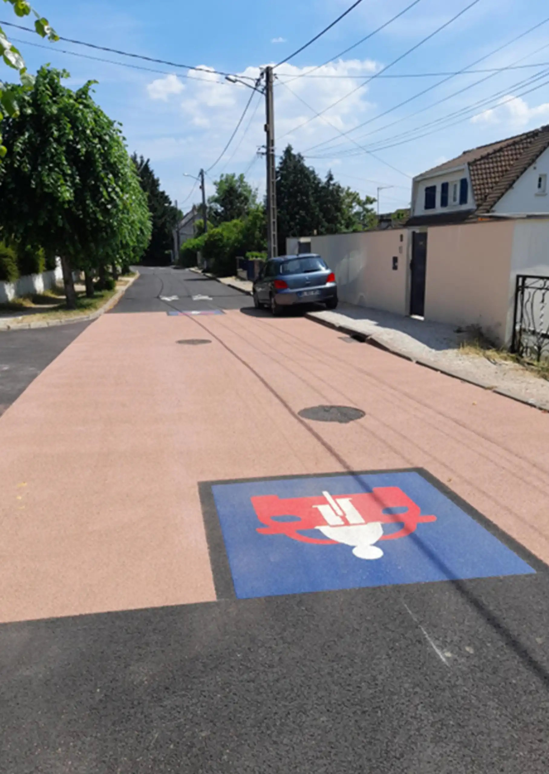 Signalétique de vélorue dans une rue urbaine, indiquant la priorité aux cyclistes