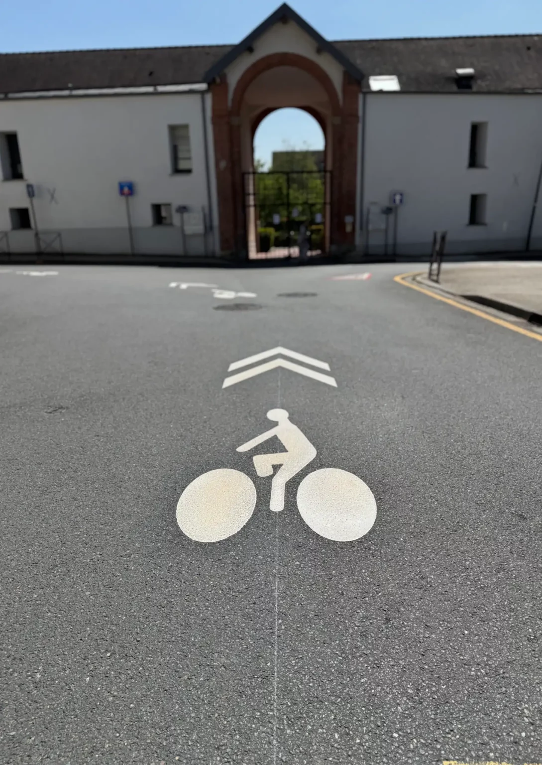 Panneau de signalisation routière invitant les automobilistes à la vigilance et au partage de la route